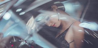 Sukienka klasyczna powinna być w każdej damskiej szafie