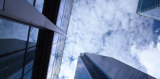 Drapacze chmur czy starodawne kamienice?