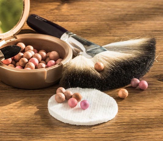 Puder w kulkach – jakie są wady i zalety tego rozwiązania? Puder w kulkach