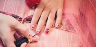 Jaki kolor paznokci do kwiecistej sukienki?