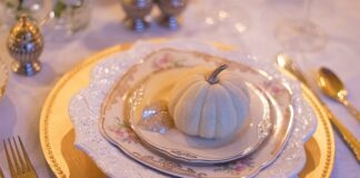 Czy można siedzieć przy stole w kapeluszu?