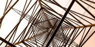 Czy stal chirurgiczna piszczy na bramkach na lotnisku?