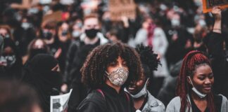 Jak nosić szerokie koszulki?