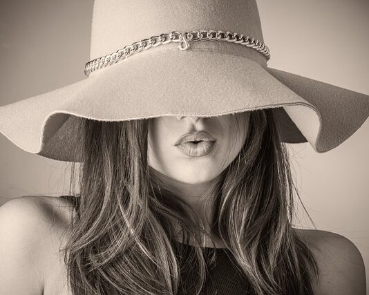 Jak nosić kapelusz żeby nie spadał? Jak nosić kapelusz żeby nie spadał?