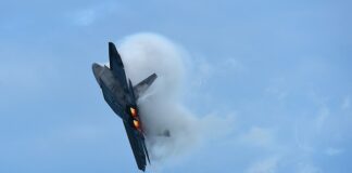 Co oznacza litera f na kopercie?