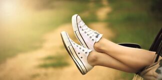 Czy czarne buty pasują do niebieskiej sukienki?