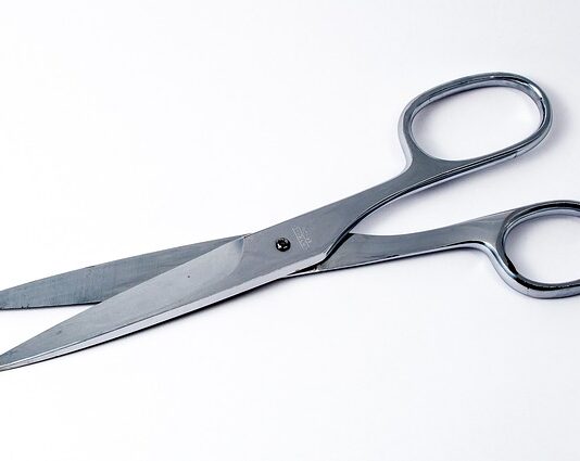 Czy w bagażu podręcznym można mieć nożyczki do paznokci?