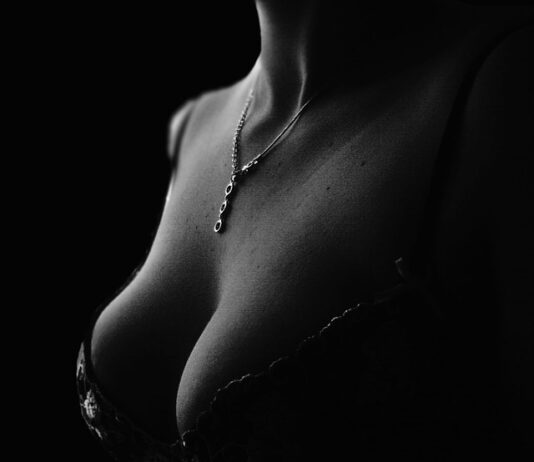 Jak wygląda dekolt hiszpański? Jak wygląda dekolt hiszpański?