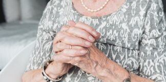 Jaka bluzka pasuje do czarnych spodni?