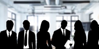 Do jakich spodni pasuje czarną koszula? Do jakich spodni pasuje czarną koszula?