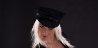 Jak nosić czapkę z okularami?