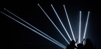 W jakich butach można wejść do klubu?