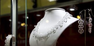 Czym się różni kolia od naszyjnika? Czym się różni kolia od naszyjnika?