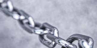 Jak zamontować metalowy guzik?